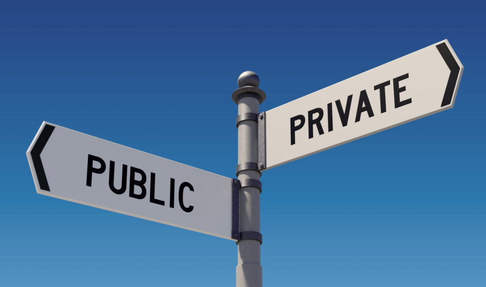 Privatización (pasar a ser privado) | Definición + ejemplo de transacción