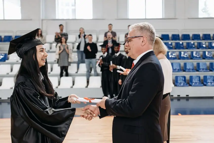 Madeleine Edenton en LinkedIn: El 7 de mayo me gradué Summa Cum...